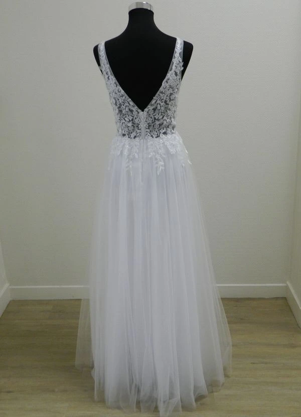 Vue de dos de la robe de mariée MARFIL 8JB1 en tulle et satin sur mannequin de couture au showroom de Tours, montrant le grand décolleté en V.