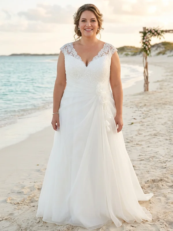 Robe de mariée trapèze grande taille modèle 23807 par Curvy, en organza ivoire doux, portée par un mannequin lors d'une cérémonie sur la plage.