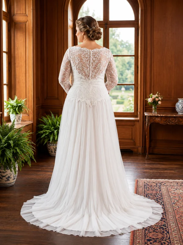 Vue de dos de la robe de mariée grande taille Manon, mettant en avant un superbe dos en dentelle florale, une rangée de boutons perlés et une jupe en tulle vaporeux.