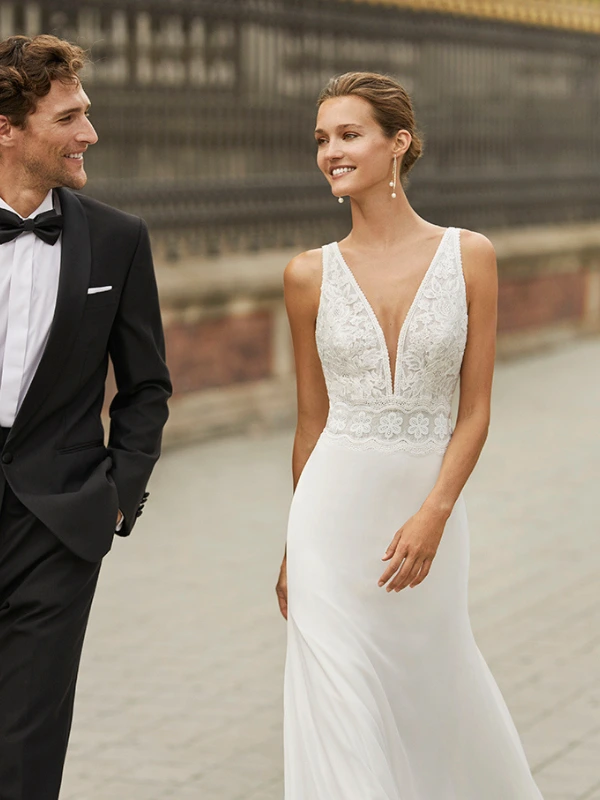 Gros plan sur le bustier en dentelle et le décolleté plongeant de la robe de mariée Luna Novias modèle Fabiola.