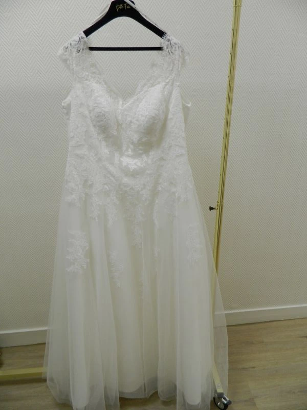 Robe de mariée princesse grande taille modèle 23805 par la maison Curvy, vue de face sur cintre avec bustier en dentelle à bretelles et jupe volumineuse en tulle.