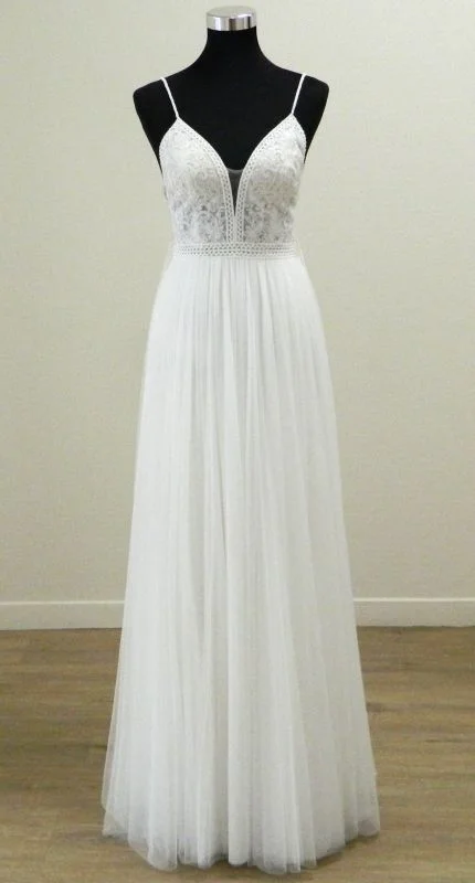 Robe de mariée princesse Ululan de Rosa Clará en tulle de luxe, présentée de face en pied sur mannequin dans un showroom.