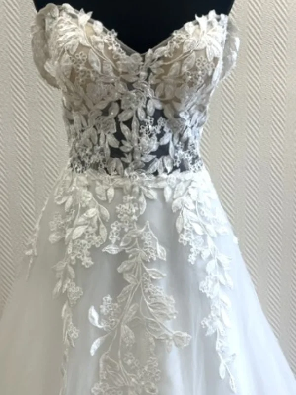 Gros plan sur le bustier en dentelle florale de la robe de mariée princesse modèle Premice, détails brodés et transparence