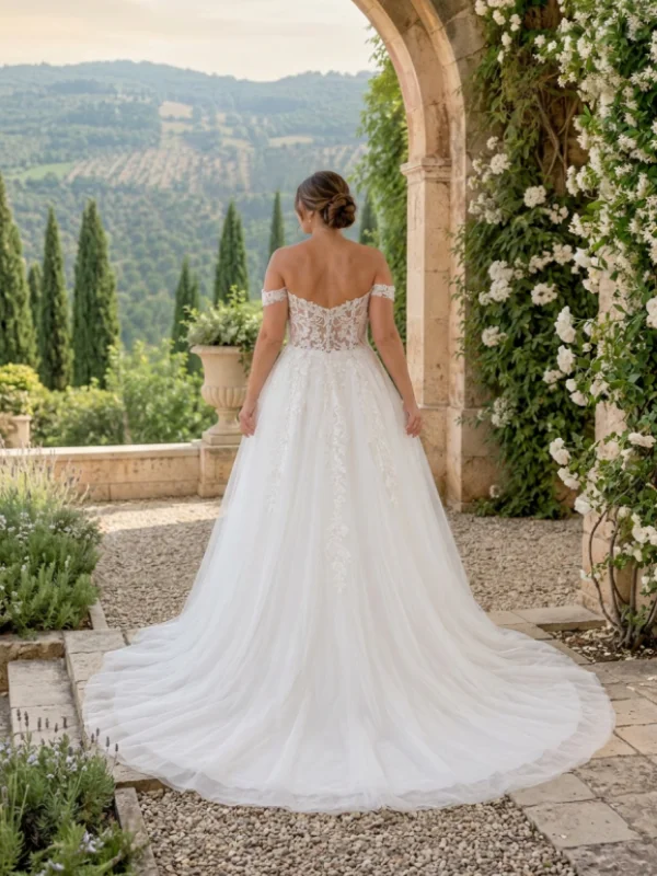 Dos de la robe de mariée princesse en tulle Couture Nuptiale modèle Premice, corsage dentelle et traîne, taille 46
