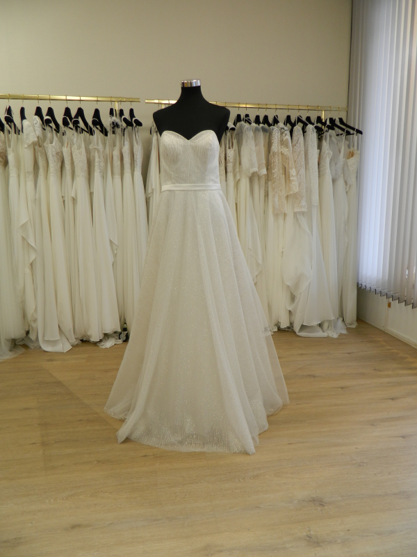 Robe de mariée princesse en tulle pailleté RP082H de Créatif Paris, vue de face sur mannequin dans le showroom de Tours