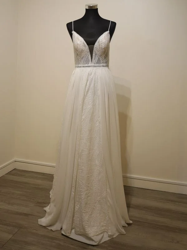 Robe de mariée trapèze Adore 11233 Justin Alexander en dentelle et mousseline, vue de face sur mannequin en showroom.