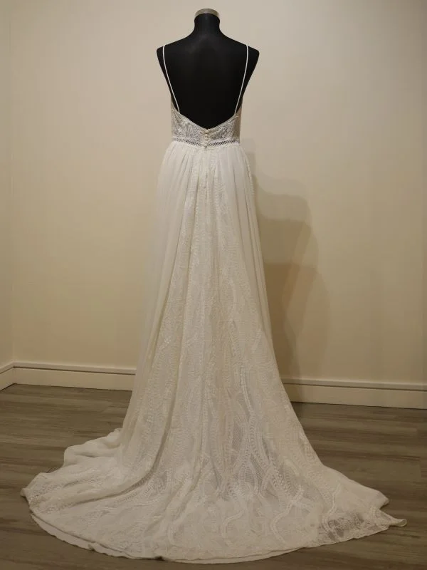 Robe de mariée trapèze Adore 11233 Justin Alexander en dentelle et mousseline, vue de dos sur mannequin en showroom.