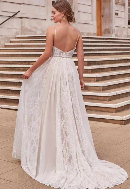 Robe de mariée trapèze Adore 11233 par Justin Alexander vue de dos avec son dos nu plongeant et sa traîne en mousseline.