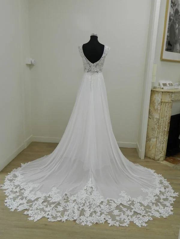 Photo technique de dos en entier de la robe de mariée trapèze 44275 de Justin Alexander sur mannequin, montrant le décolleté en V et la longue traîne en mousseline bordée de dentelle florale.
