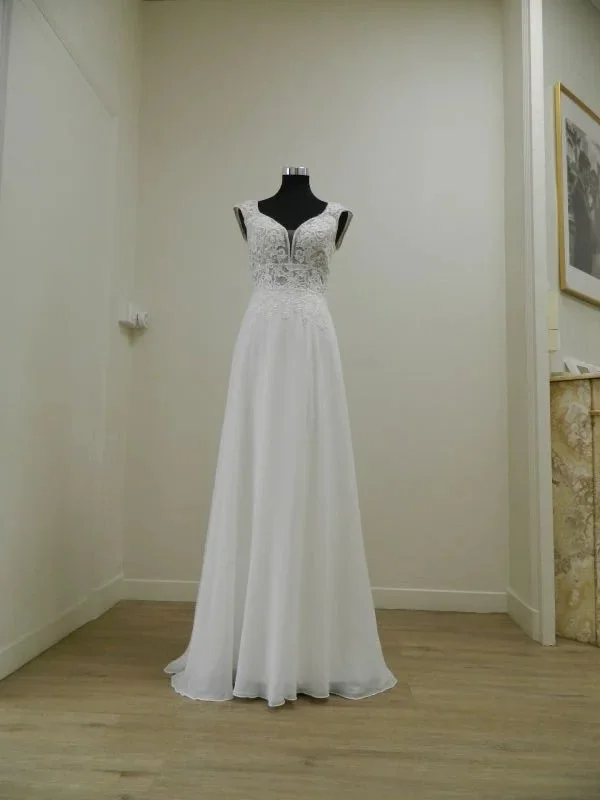 Photo technique de face de la robe de mariée trapèze en mousseline 44275 de Justin Alexander sur un mannequin de couture dans un showroom.