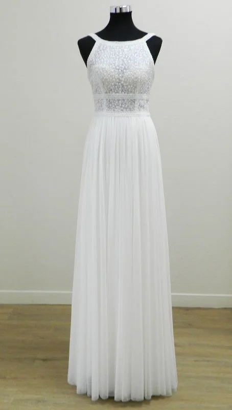 Robe de mariée trapèze Kalina de Rosa Clará vue de face sur mannequin, dotée d'un bustier en dentelle florale pailletée à col licou et d'une longue jupe fluide en mousseline plissée.