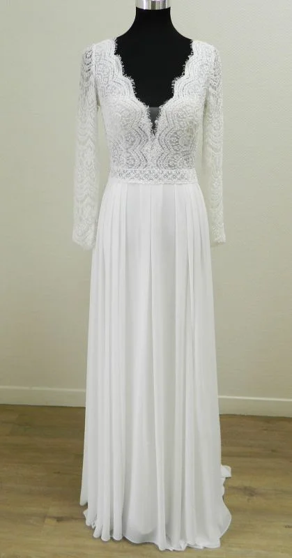 Robe de mariée trapèze Darcy de Rosa Clará en mousseline fluide avec bustier en dentelle florale, décolleté plongeant en V et petites manches.