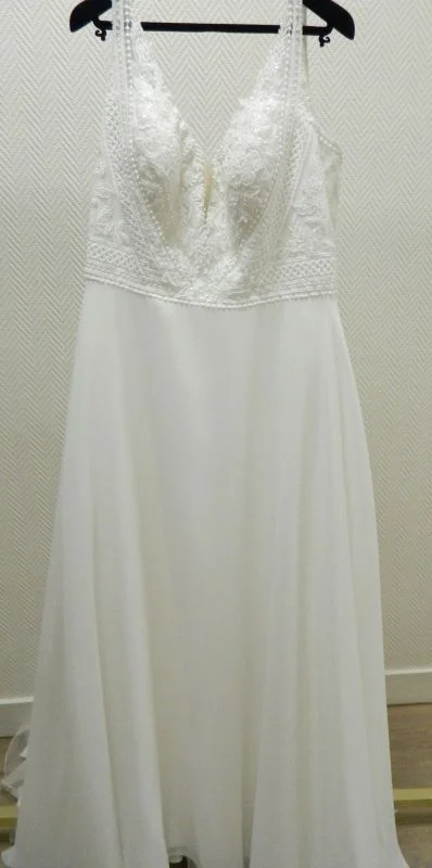 Robe de mariée trapèze Galyn de Martha Blanc en mousseline fluide grande taille (taille 54), présentée sur mannequin en showroom.