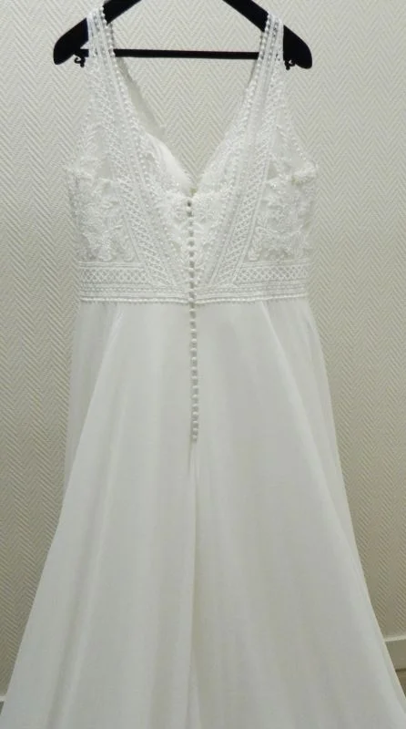 Robe de mariée trapèze grande taille (taille 54) Galyn de Martha Blanc vue de dos, avec décolleté en V et rangée de boutons.
