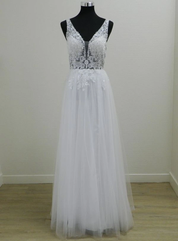 Robe de mariée trapèze MARFIL 8JB1 en tulle et satin, vue de face entière sur mannequin de couture au showroom de Tours.