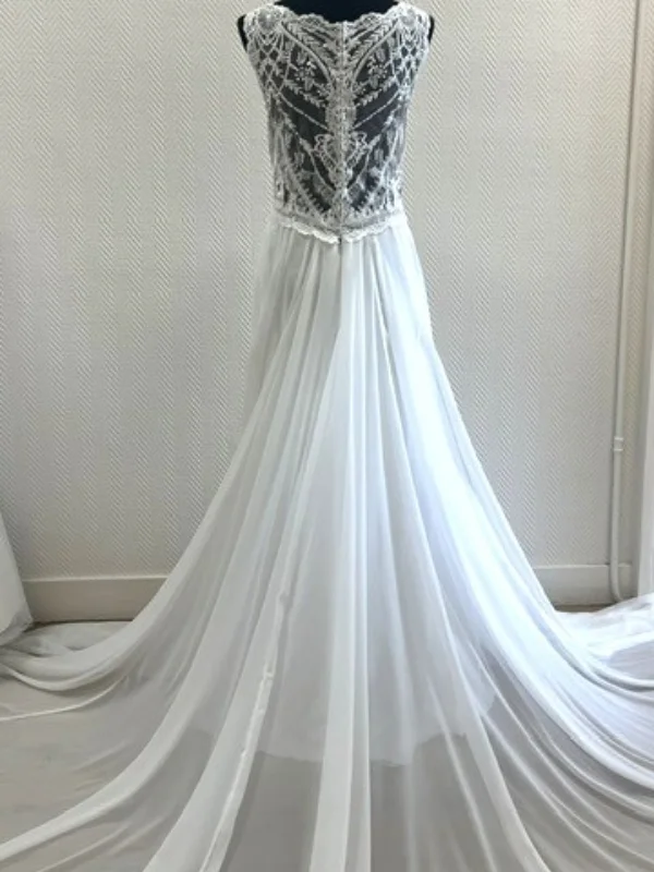 Vue de dos de la robe de mariée modèle 23407, avec dos transparent orné de motifs en dentelle florale et jupe fluide.