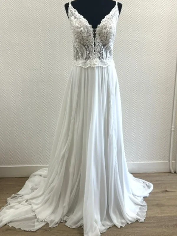 Robe de mariée par Très Chic modèle 23407, corsage en dentelle florale avec décolleté en V et jupe fluide, couleur ivoire.