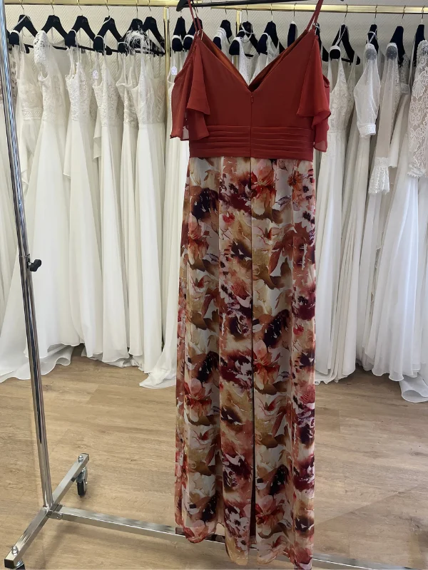Combinaison-pantalon de cocktail terracotta avec haut uni et bas fleuri, vue de dos, collection Créatif Paris pour Petite Folie Mariage.