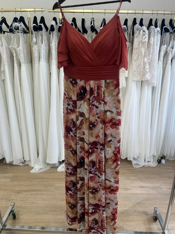 Combinaison-pantalon de cocktail terracotta avec haut uni et bas fleuri, vue de face, collection Créatif Paris pour Petite Folie Mariage