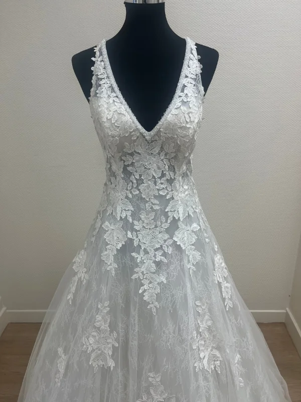 Détail du bustier en dentelle et du décolleté en V de la robe de mariée Denes de Rosa Clará, vue rapprochée en showroom, taille 42, Petite Folie Mariage.