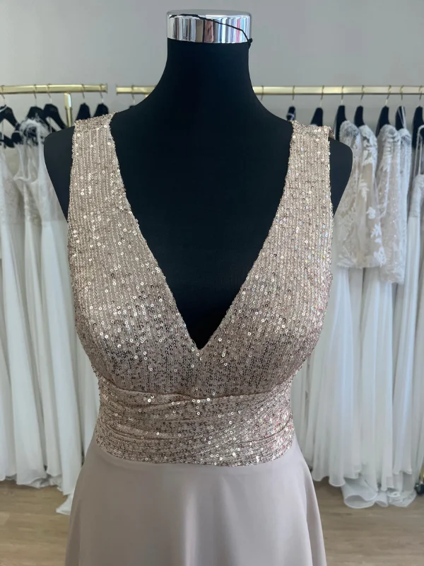 Gros plan sur le bustier en sequins dorés de la robe de soirée RP107, avec décolleté en V et ceinture drapée, collection Créatif Paris.
