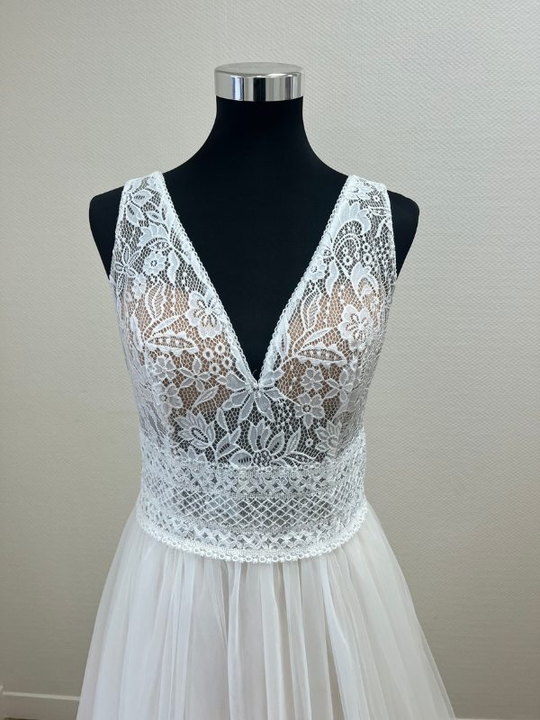 Gros plan sur le bustier en dentelle raffinée de la robe de mariée Très Chic modèle 25608