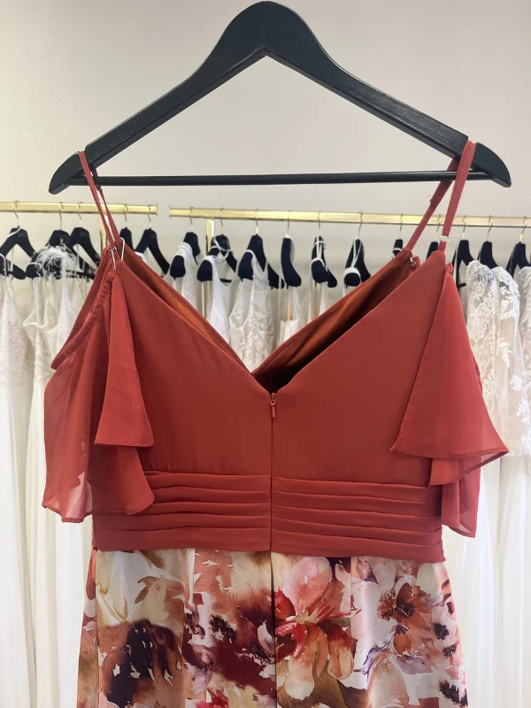 Vue de dos en plan rapproché du bustier terracotta et de la ceinture marquée de la combinaison-pantalon CBi029 par Créatif Paris.
