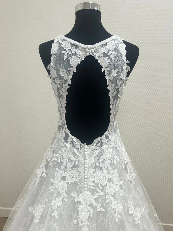 Plan rapproché du dos nu en dentelle et du boutonnage de la robe de mariée Denes de Rosa Clará, vue technique showroom, taille 42, Petite Folie Mariage.