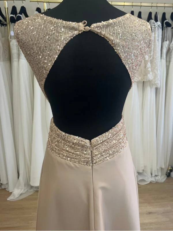 Gros plan sur le dos nu travaillé avec broderies de sequins dorés de la robe de soirée RP107, collection Créatif Paris.