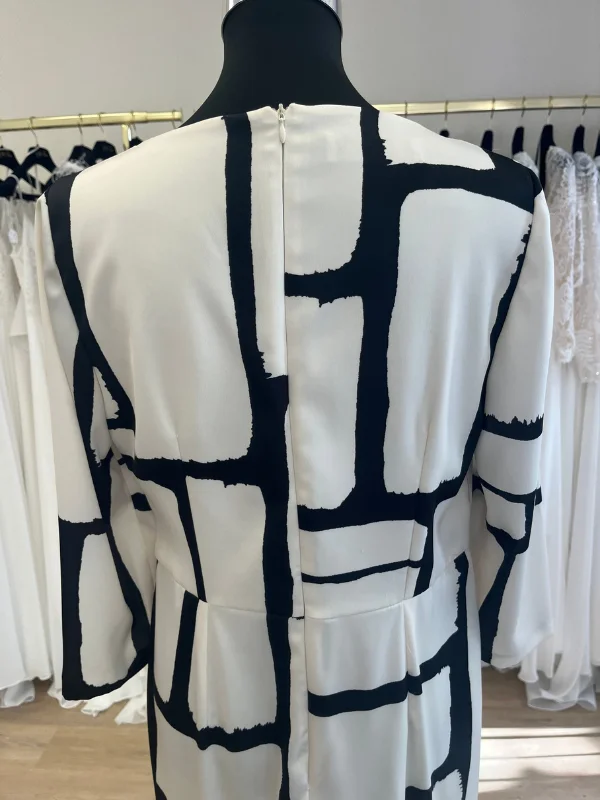 Gros plan sur le dos de la robe de cocktail Carla Ruiz modèle 196560 avec motif géométrique et fermeture éclair invisible
