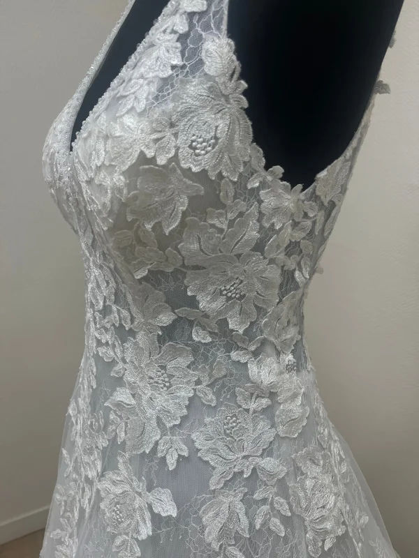 Vue de profil rapprochée du bustier en dentelle florale de la robe de mariée Denes de Rosa Clará, taille 42, chez Petite Folie Mariage.