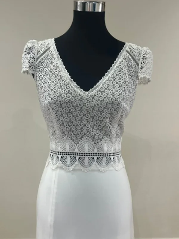 Gros plan du bustier en dentelle délicate avec décolleté en V de la robe de mariée Seul au Monde de Fabienne Alagama