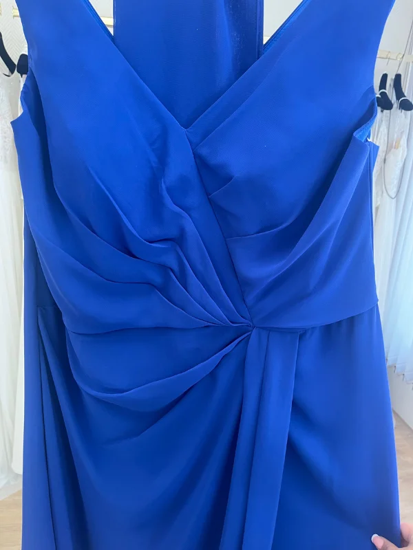 Gros plan sur le bustier drapé de la robe de cocktail bleu royal RO647 Créatif Paris, montrant la finesse du travail de couture.