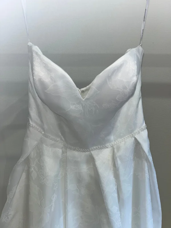 Gros plan sur le bustier en forme de cœur et les détails de l'organza de la robe de mariée Susanna Rivieri 314638