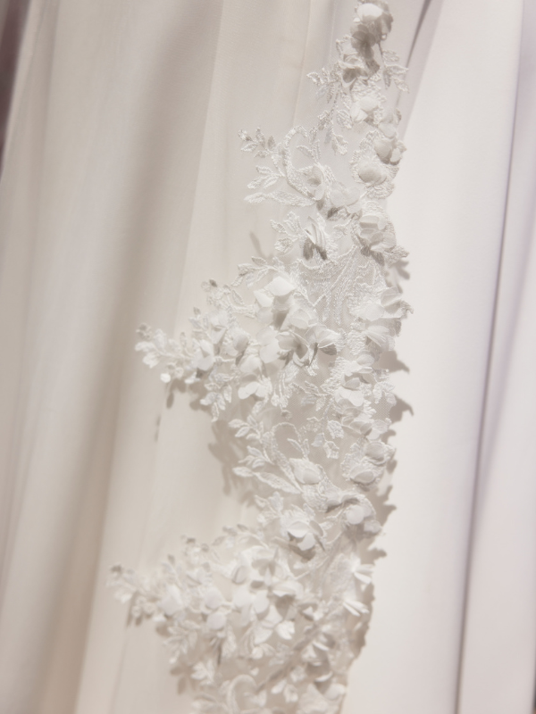 Gros plan détaillé sur la riche bordure en dentelle luxueuse du voile de mariée Bianco Evento S514