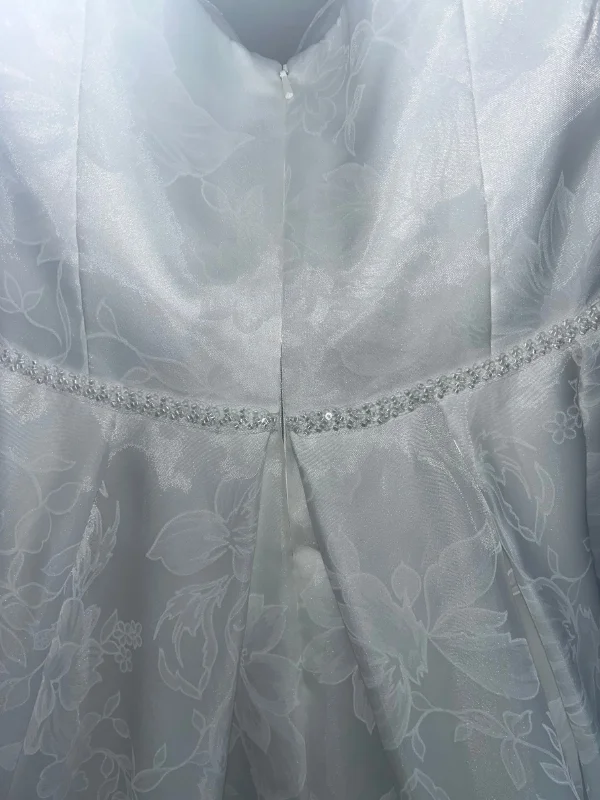 Gros plan sur les détails de la ceinture perlée et la texture de l'organza au dos de la robe de mariée Susanna Rivieri 314638