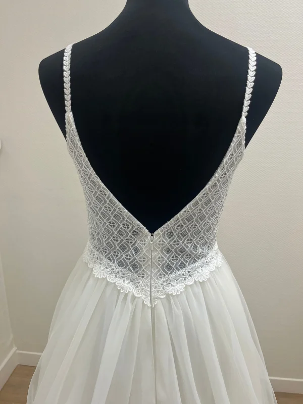Gros plan du dos nu en dentelle travaillée avec bretelles fines de la robe de mariée Très Chic modèle 25601