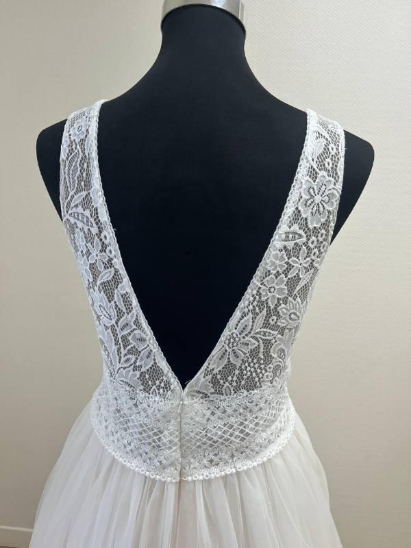 Gros plan du dos nu en dentelle travaillée de la robe de mariée Très Chic modèle 25608