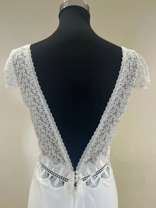 Gros plan du dos nu plongeant en dentelle de la robe de mariée Seul au Monde de Fabienne Alagama