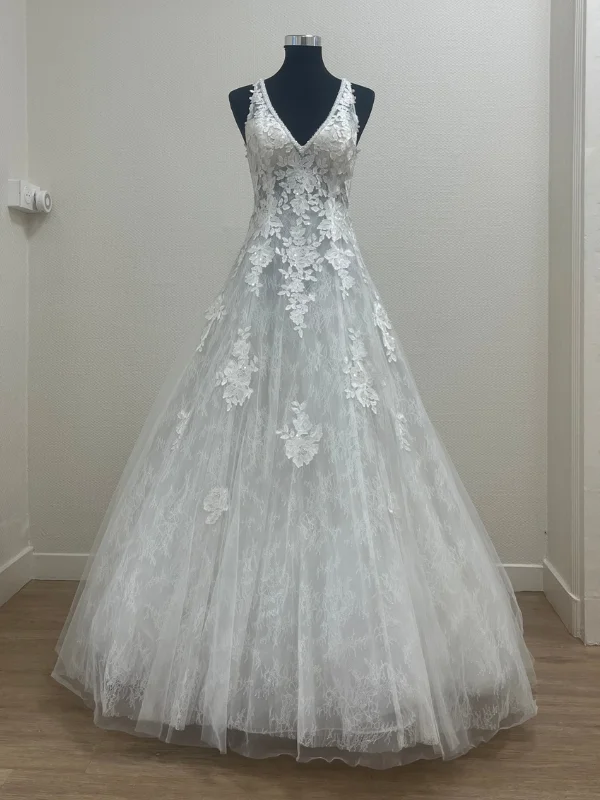 Photo technique en showroom de la robe de mariée princesse Denes de Rosa Clará en tulle et dentelle, taille 42, Petite Folie Mariage.