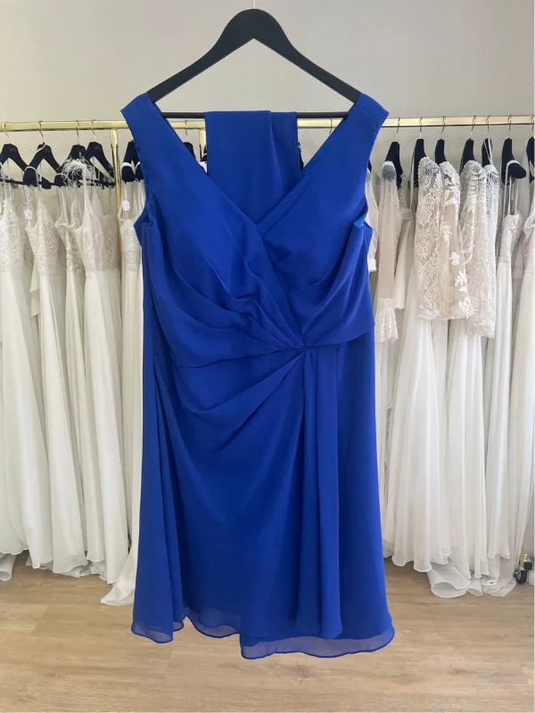 Robe de cocktail bleu royal RO647 Créatif Paris, présentée sur cintre dans un showroom, vue de face.