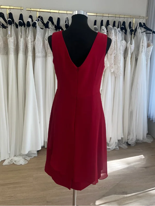 Robe de cocktail bordeaux Créatif Paris R160C vue de dos sur mannequin en showroom Petite Folie Mariage
