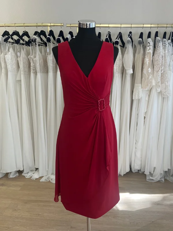Robe de cocktail bordeaux Créatif Paris R160C sur mannequin en showroom Petite Folie Mariage