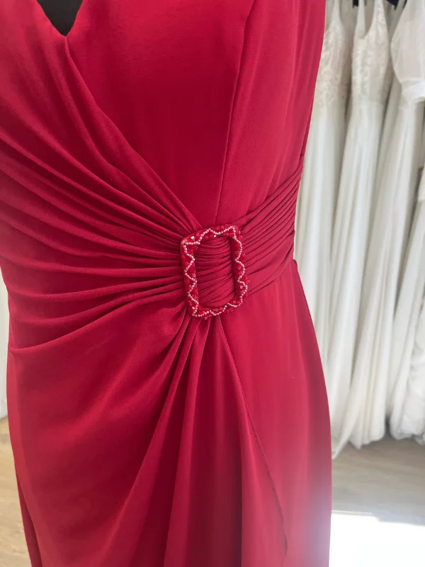 Zoom sur la boucle et le drapé de la taille de la robe de cocktail bordeaux Créatif Paris R160C