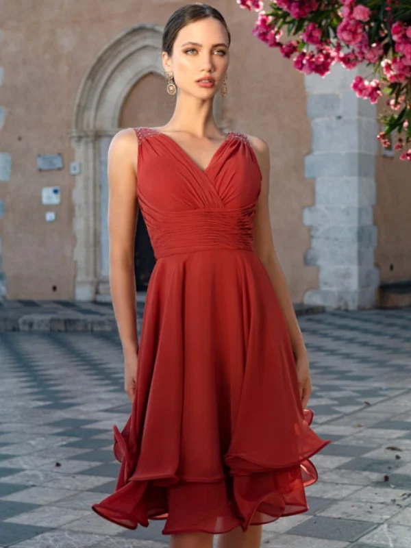 Robe de cocktail courte rouge Créatif Paris modèle R058C, coupe évasée avec jupe à volants, vue de face portée par un mannequin.