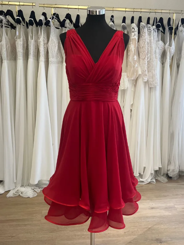 Robe de cocktail courte rouge R058C Créatif Paris, présentée sur mannequin dans un showroom de mariage, vue de face.