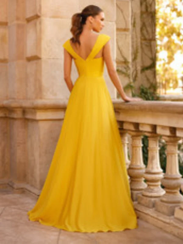 Vue de dos de la robe de cocktail jaune vif R0656 par Créatif Paris, montrant un élégant décolleté en V et une traîne légère.