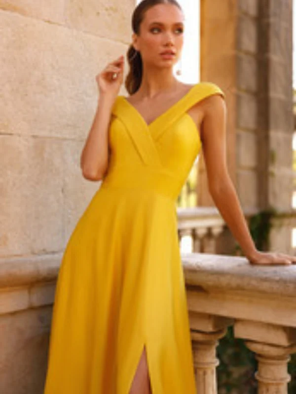 Robe de cocktail jaune élégante Créatif Paris modèle R0656, vue de face portée par un mannequin, avec un décolleté raffiné et une fente latérale.