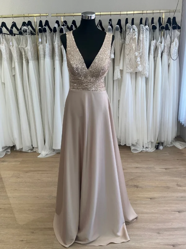 Robe de cocktail longue dorée Créatif Paris modèle RP107, buste brodé de sequins scintillants et jupe en satin fluide, vue de face sur mannequin