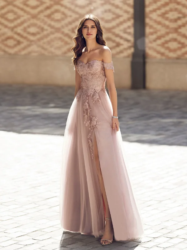 Robe de cocktail longue MARFIL modèle 7J1M6 couleur Rosa Palo, bustier en dentelle, épaules dénudées et fente latérale, vue de face.